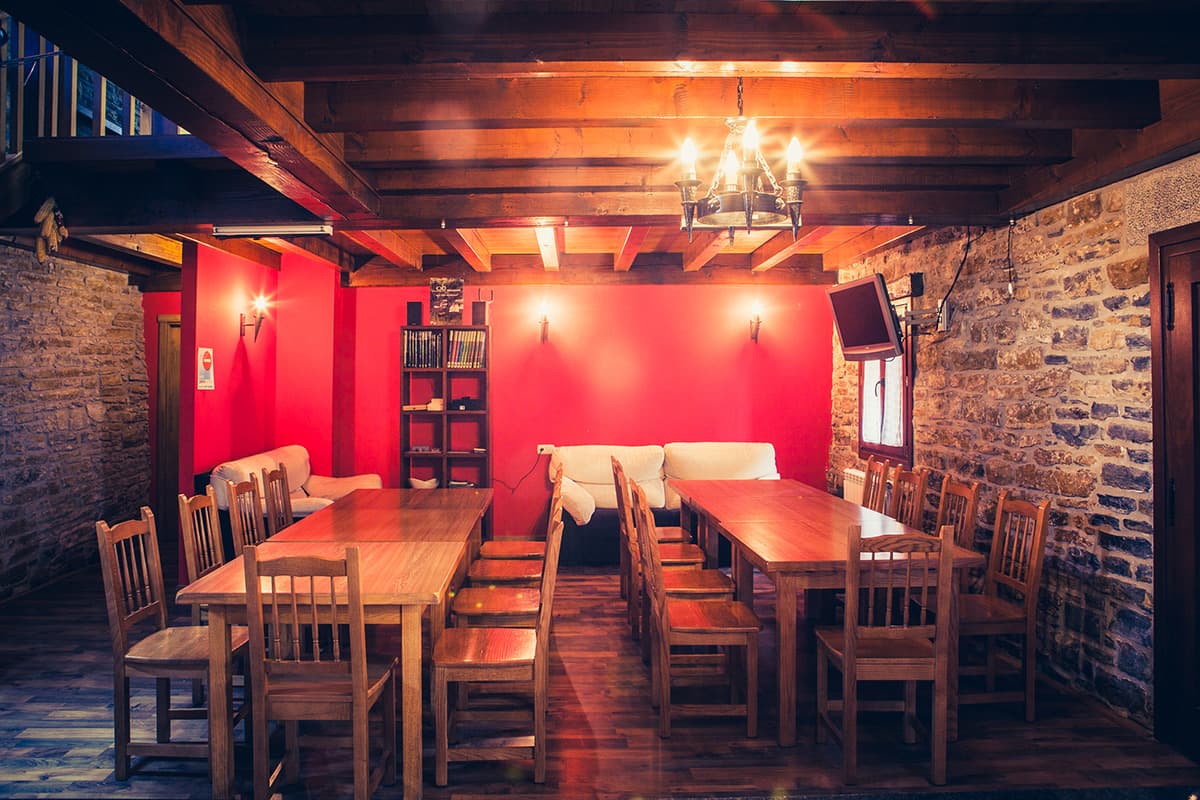 Comedor amplio con mesas y sillas de madera para grupos