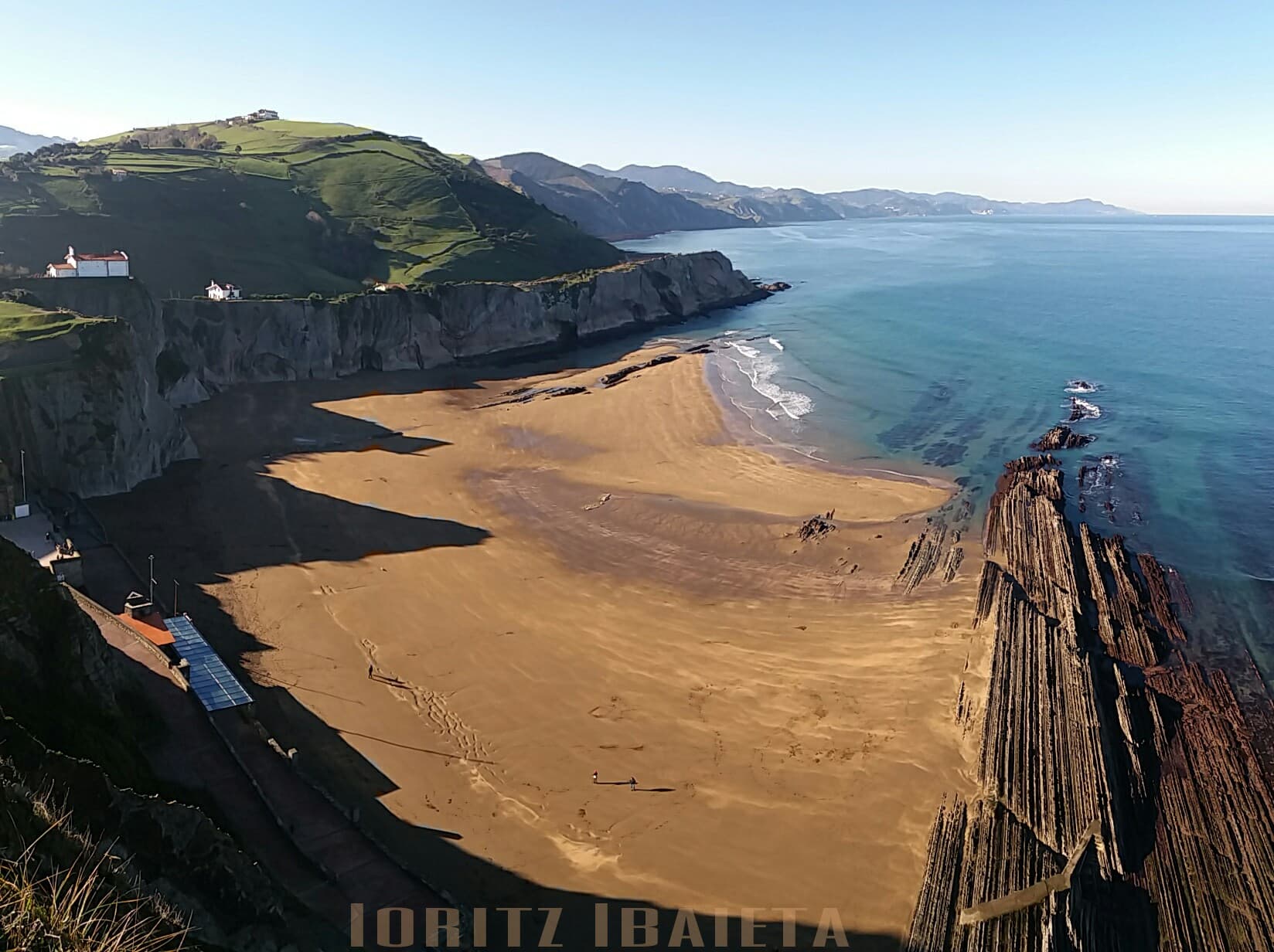 La playa de Itzurun y las capas de roca del Flysch vistas desde el aire