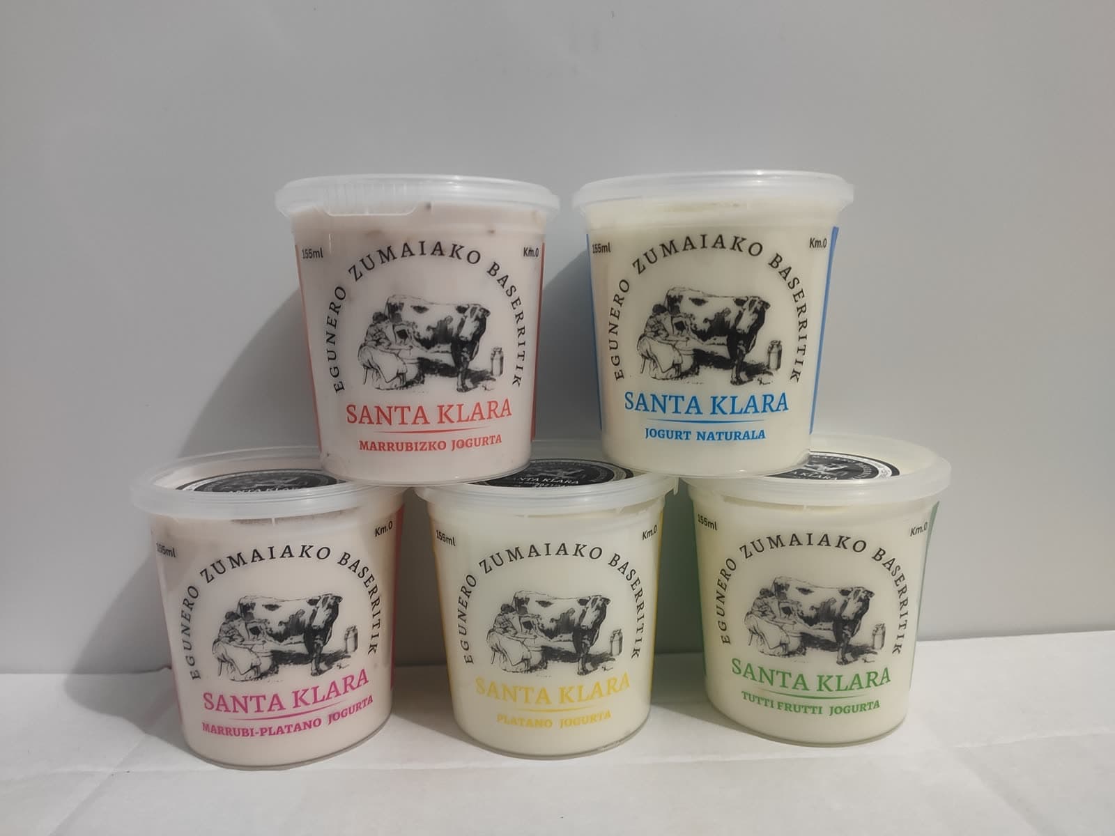 Tarrinas de yogur elaborado en el caserío, con la etiqueta de Santa Klara